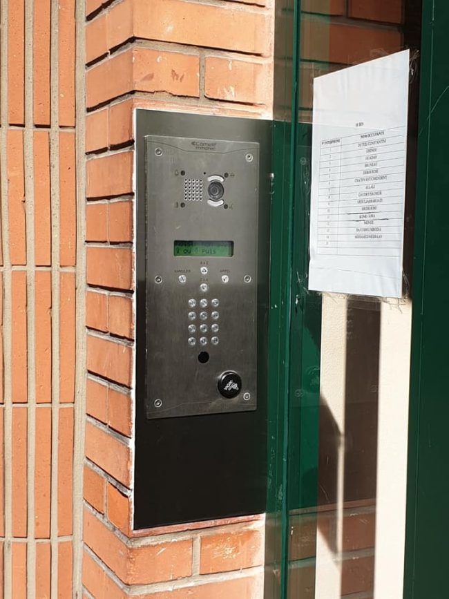 Rénovation d’une installation interphone de marque Comelit.