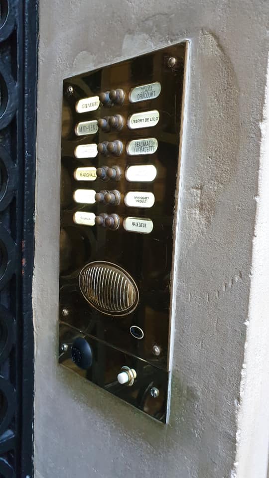 Installation de rétro-éclairage de type led dans une magnifique platine interphone de marque Urmet France.