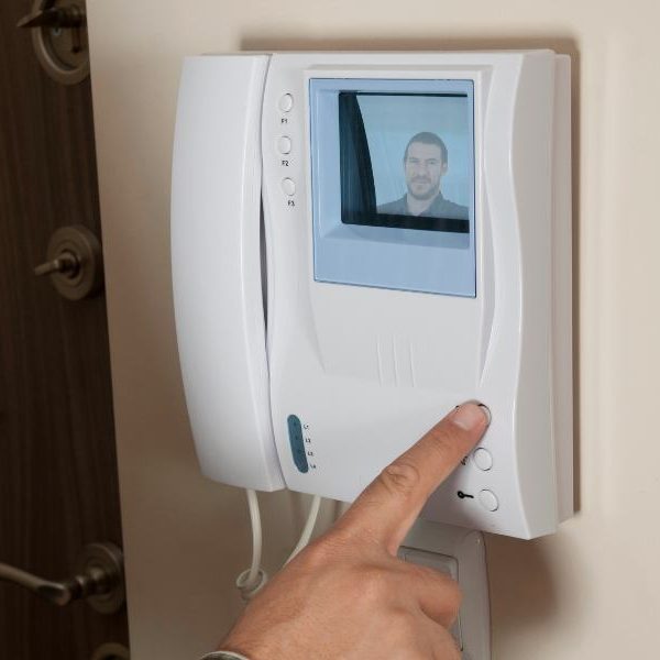 Comment choisir le bon interphone pour votre résidence ?
