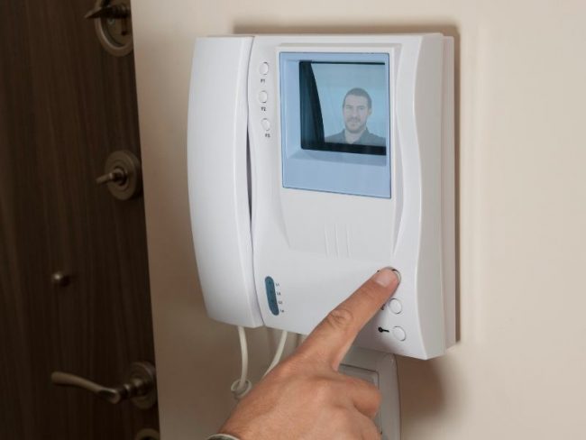 Comment choisir le bon interphone pour votre résidence ?